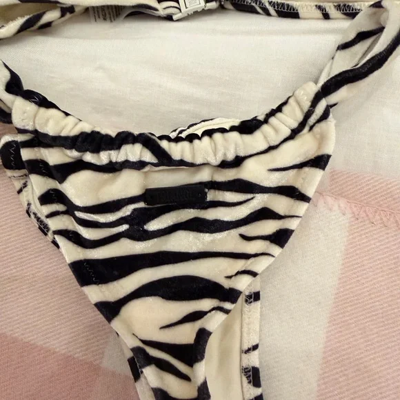 Triangl Velvet Bikini - Picture 5 of 8